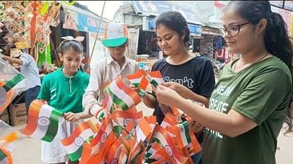 मैनपुरी, तिरंगे के रंग में रंगे बाजार, खरीदने को उत्साहित दिखे बच्चे, युवा और बुजुर्ग