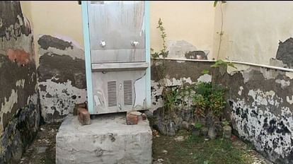 मैनपुरी में सीएचसी पर लगा वाटर कूलर खराब, हैंडपंप से आ रहा गंदा पानी