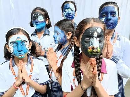 पीलीभीत में चंद्रयान-3 की लैंडिंग होते ही खुशी से झूमे विद्यार्थी