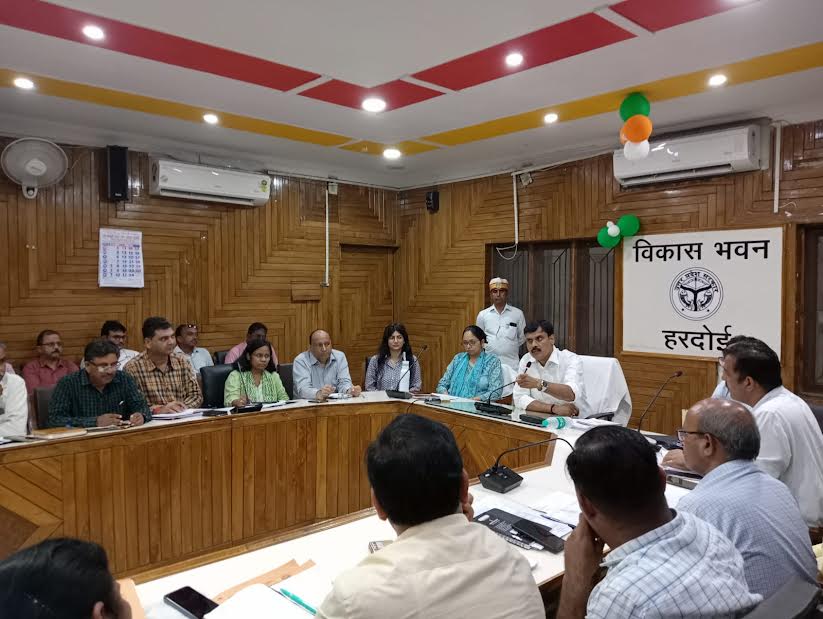 हरदोई:जिलाधिकारी की अध्यक्षता में हुई एपीओ, टीए एवं मनरेगा की बैठक