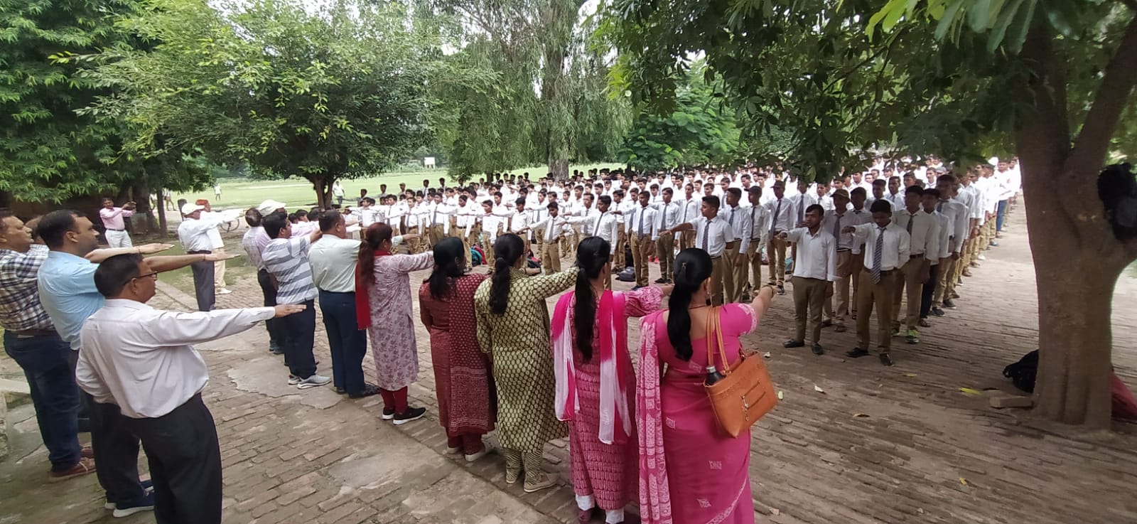 हरदोई : अधिकारियों व कर्मचारियों को पंच प्रण की दिलायी गयी शपथ  विद्यालयों में बड़ी संख्या में शिक्षक व स्कूली बच्चों ने ली पंच प्रण की शपथ