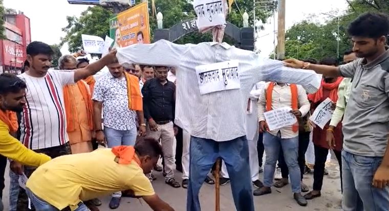 रायबरेली:विश्व हिन्दू परिषद व बजरंग दल के भाजपा कार्यकर्ताओ ने फूंका पुतला