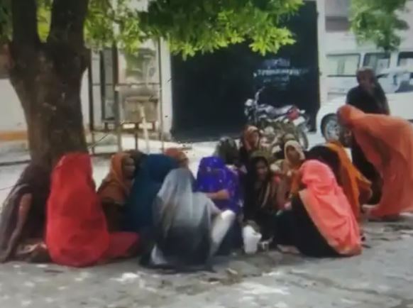 मैनपुरी में प्राइवेट एंबुलेंस और ट्रक की जोरदार भिड़ंत, हादसे में एंबुलेंस चालक की हुई मौत, परिवार में मचा कोहराम