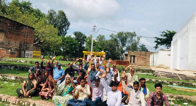 पीलीभीत में हरीश हत्याकांड का खुलासा न होने के विरोध में किया धरना प्रदर्शन
