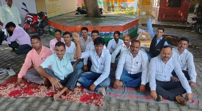 पीलीभीत: हापुड़ की घटना के विरोध में वकीलों ने जजी परिसर में दिया धरना