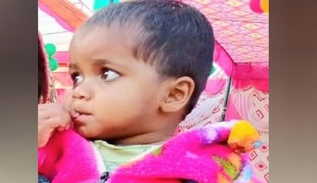 मैनपुरी में घर के बाहर खेल रही मासूम बहनों के ऊपर गिरी कच्ची दीवार, एक की मौत जबकि दूसरे ही हालत गंभीर