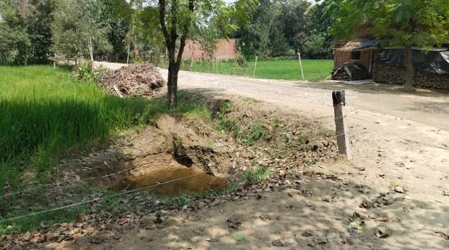 पीलीभीत में गड्ढे ने ग्रामीण की जान ली तो आरईएस बोला- सड़क हमारी नहीं