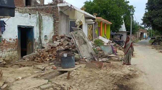 मैनपुरी में रेलवे ने चलाया बुलडोजर,डीएम के पास पहुंचे ग्रामीण, बोले- साहब सौ साल पहले बने थे घर, हमारे आशियाने बचा लीजिए