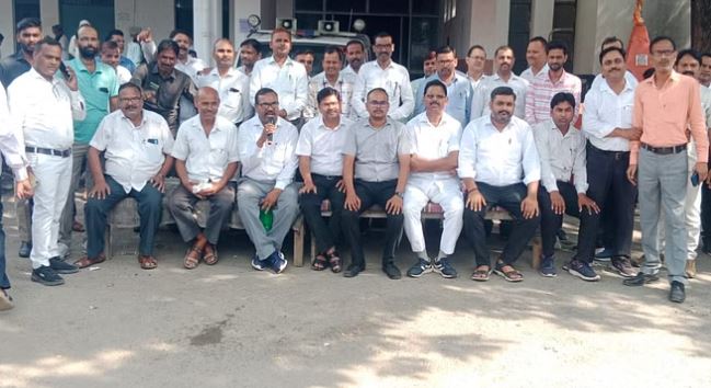 पीलीभीत के अधिवक्ताओं ने पुलिस के खिलाफ किया धरना-प्रदर्शन