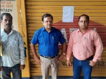 मैनपुरी में झोलाछाप का क्लीनिक सील, वृद्ध महिला की गलत इंजेक्शन लगाने से हुई थी मौत, टीम ने नोटिस चस्पा किया