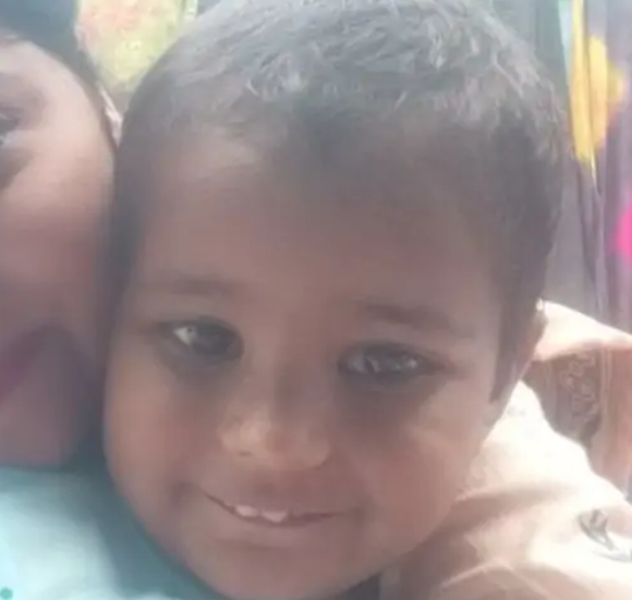 सिल्वर हाइट अपार्टमेंट से निकली कार ने दो साल की मासूम सृष्टि को रौंदा, सड़क पर शव रखकर लोगों ने किया प्रदर्शन