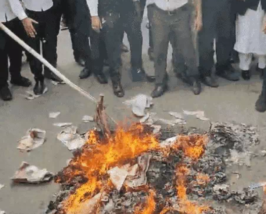 गुरुवार को लखनऊ में हजारों की संख्या में वकील सड़कों पर उतर आए, पुतला फूंककर किया प्रदर्शन