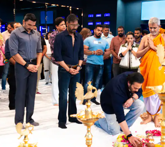 सिंघम अगेन के सेट पर पूजा-अर्चना हुई, अजय देवगन, रणवीर सिंह भी मौजूद रहे