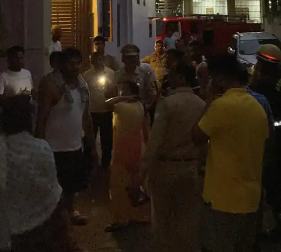 स्वास्थ्य विभाग के सहायक अभियंता रणधीर सिंह के फ्लैट में आग लग गई, लपटों के बीच फंसे छह लोग