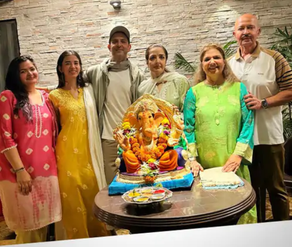 पूरे परिवार के साथ ऋतिक रोशन ने बप्पा को विदाई दी, गर्लफ्रेंड सबा आजाद भी शामिल हुईं