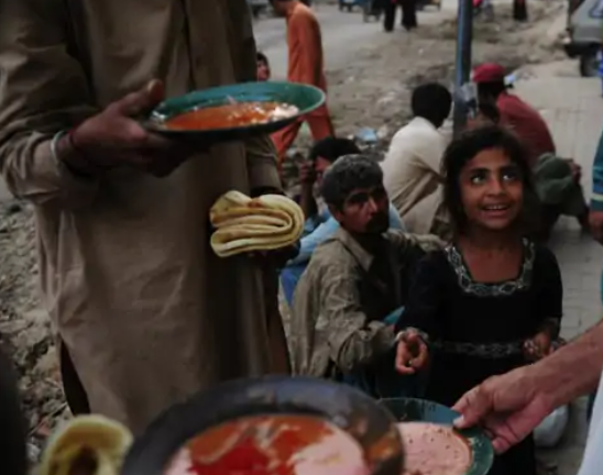 पाकिस्तान में लोगों की रोजाना कमाई भारत के 300 रुपए से कम, 9.5 करोड़ लोग गरीबी रेखा से नीचे