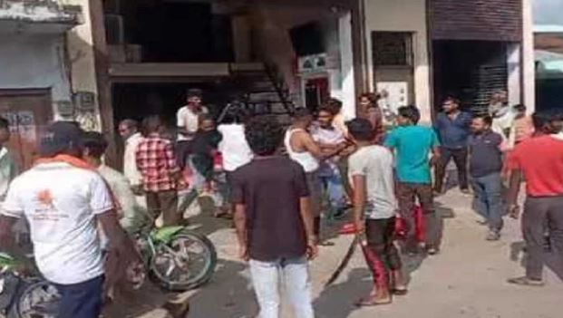 पीलीभीत के मामूली विवाद को सांप्रदायिक रंग देने की कोशिश, दुकान में घुसकर मारपीट और तोड़फोड़, तलवारें लहराईं