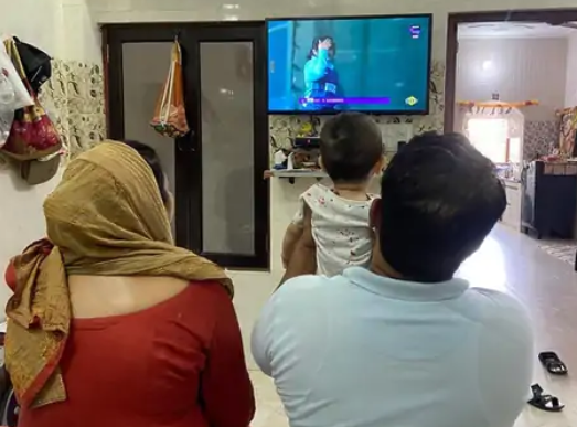 भारतीय महिला क्रिकेट टीम के एशियन गेम्स में गोल्ड जीतने पर रोहतक में क्रिकेटर शेफाली वर्मा के घर खुशी का माहौल