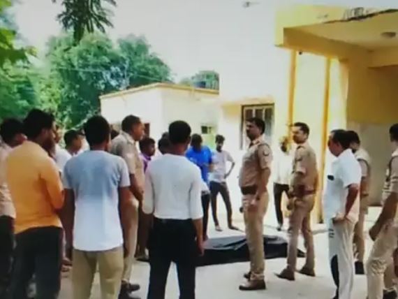 मैनपुरी में रेलवे ट्रैक के पास झाड़ियों में टुकड़ों में मिली लाश, परिजनों ने जताई हत्या की आशंका