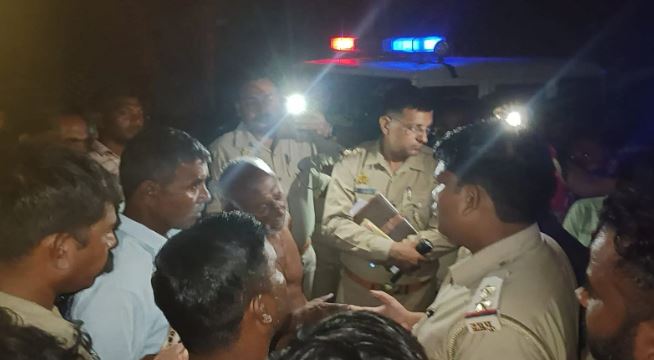 पीलीभीत में चार घंटे तक ग्रामीणों ने नहीं उठने दिया शव, अफसरों को बुलाने की मांग पर अड़े रहे
