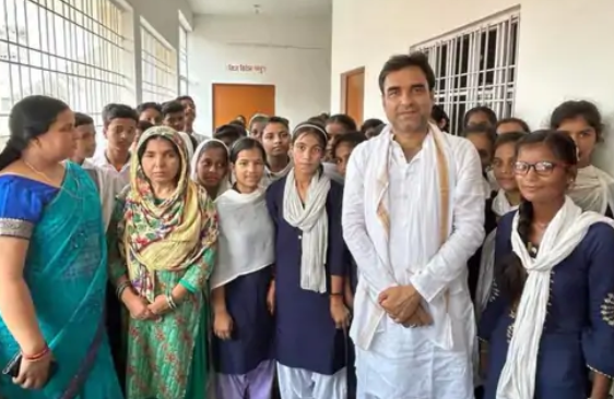 गांव के हायर सेकेंडरी स्कूल को एक्टर पंकज त्रिपाठी दान दी किताबें, बोले- यही सबसे बड़ा गिफ्ट है