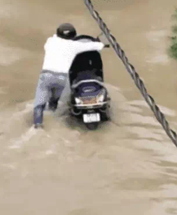 लगातार 18 घंटे बरसे पानी ने बिजली सप्लाई, ट्रेन सिग्नल, फ्लाइट और बसों के संचालन पर डाला असर