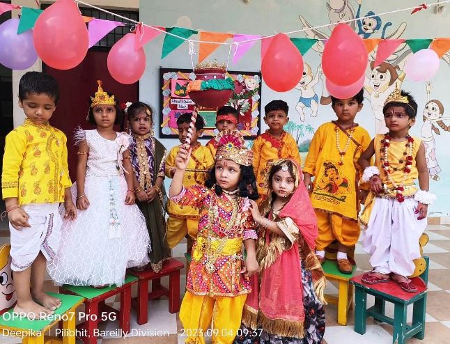 पीलीभीत में स्कूलों में बच्चों ने राधा-कृष्ण का स्वरूप धरा