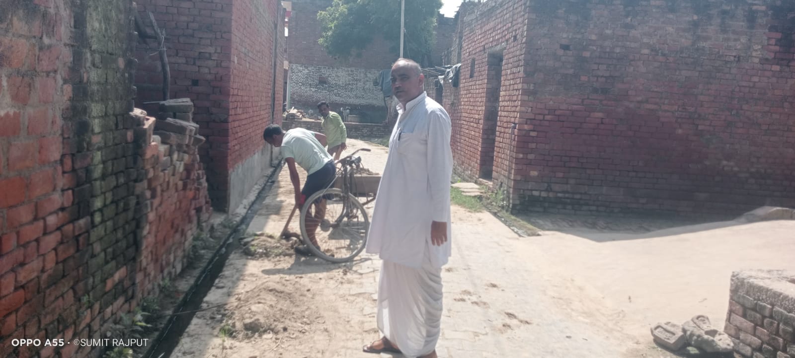 मैनपुरी:- ग्रामप्रधान ने खुद संभाली सफाई व्यवस्था की कमान ,पूरे समय साथ रहकर किया निरीक्षण।