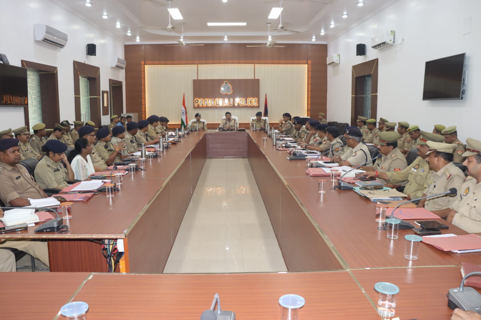 प्रयागराज - आगामी त्योहारों को सकुशल संपन्न कराए जाने एवं कानून व्यवस्था को  और बेहतर बनाए जाने के संबंध में दिए गए  आवश्यक  दिशा निर्देश