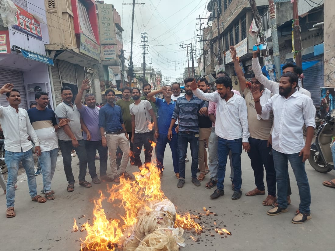 फर्रुखाबाद नगर पालिका अध्यक्ष वत्सला अग्रवाल का पुतला फूंका ,सीसीटीवी सहित अन्य मांगे पूरी न करने पर व्यापारियों ने किया विरोध प्रदर्शन ।