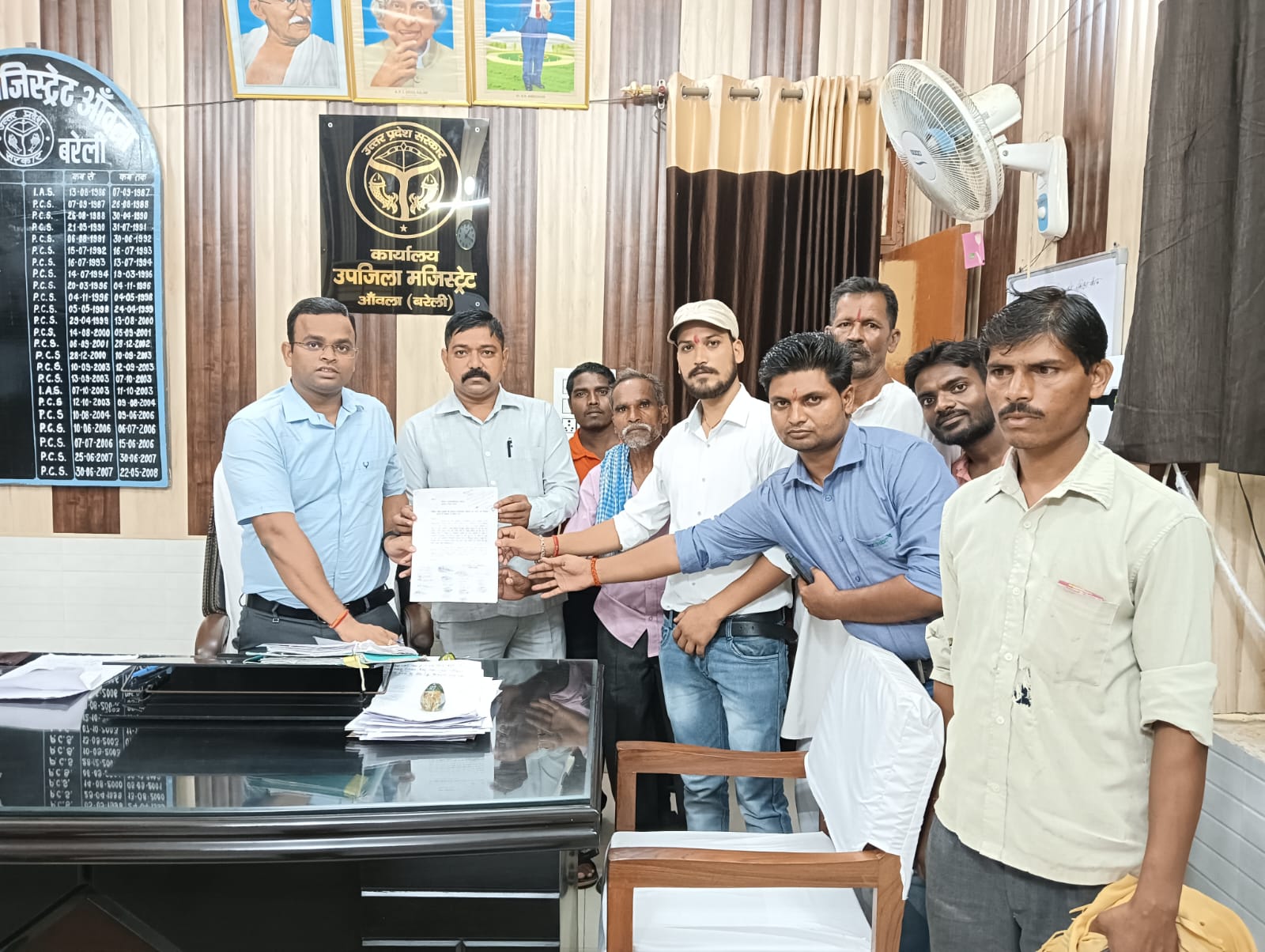 बरेली - मंदिर स्वामी महाराज विराजमान लोहारी की जमीन की पैमाइश करने के लिए ग्रामीणों ने एसडीएम को सौंपा प्रार्थना पत्र, लगाई गुहार।