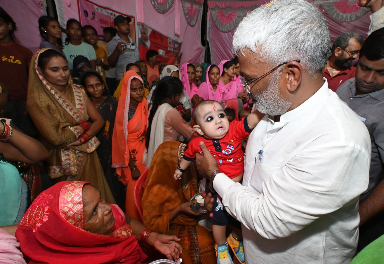 प्रयागराज: प्रभारी मंत्री  ने ग्राम पंचायत-सिंगरौर उपरहार विकास खण्ड श्रृंगवेरपुर में ‘‘ऋषि तलैया’’ पर आयोजित ग्राम चौपाल कार्यक्रम में हुए सम्मिलित