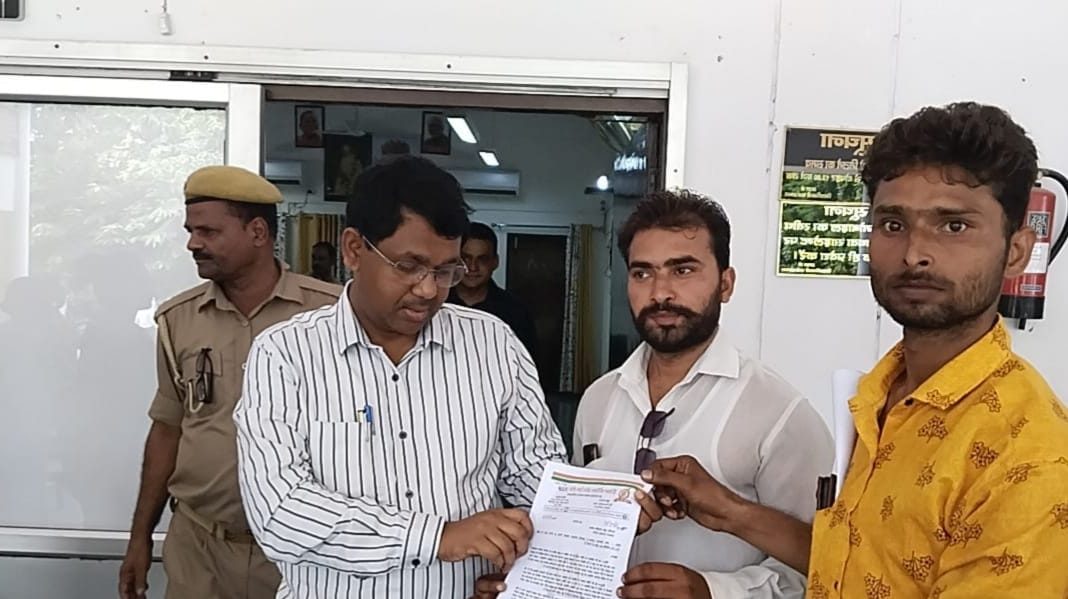 फर्रुखाबाद :पत्रकारों को प्रतिबंधित करने पर इंडियन कौंसिल आफ प्रेस के जिला अध्यक्ष विवेक मिश्रा के नेतृत्व में जिला अधिकारी को सौंपा लेटर पिटीशन
