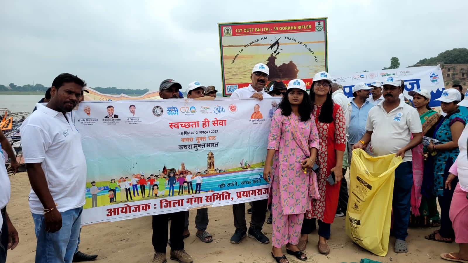 प्रयागराज-विश्व नदी दिवस के अवसर स्वच्छता अभियान चलाकर लोगों को किया जागरूक