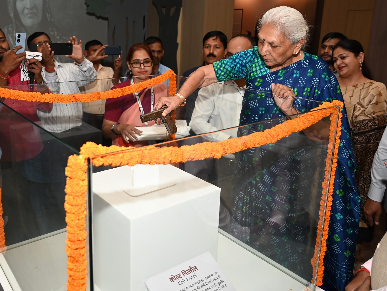 इलाहाबाद संग्रहालय में  श्रीमती आनंदीबेन पटेल, माननीय राज्यपाल, उत्तर प्रदेश एवं अध्यक्ष इलाहाबाद संग्रहालय समिति ने संग्रहालय कार्यकारिणी व संग्रहालय समिति के बैठकों की अध्यक्षता की।