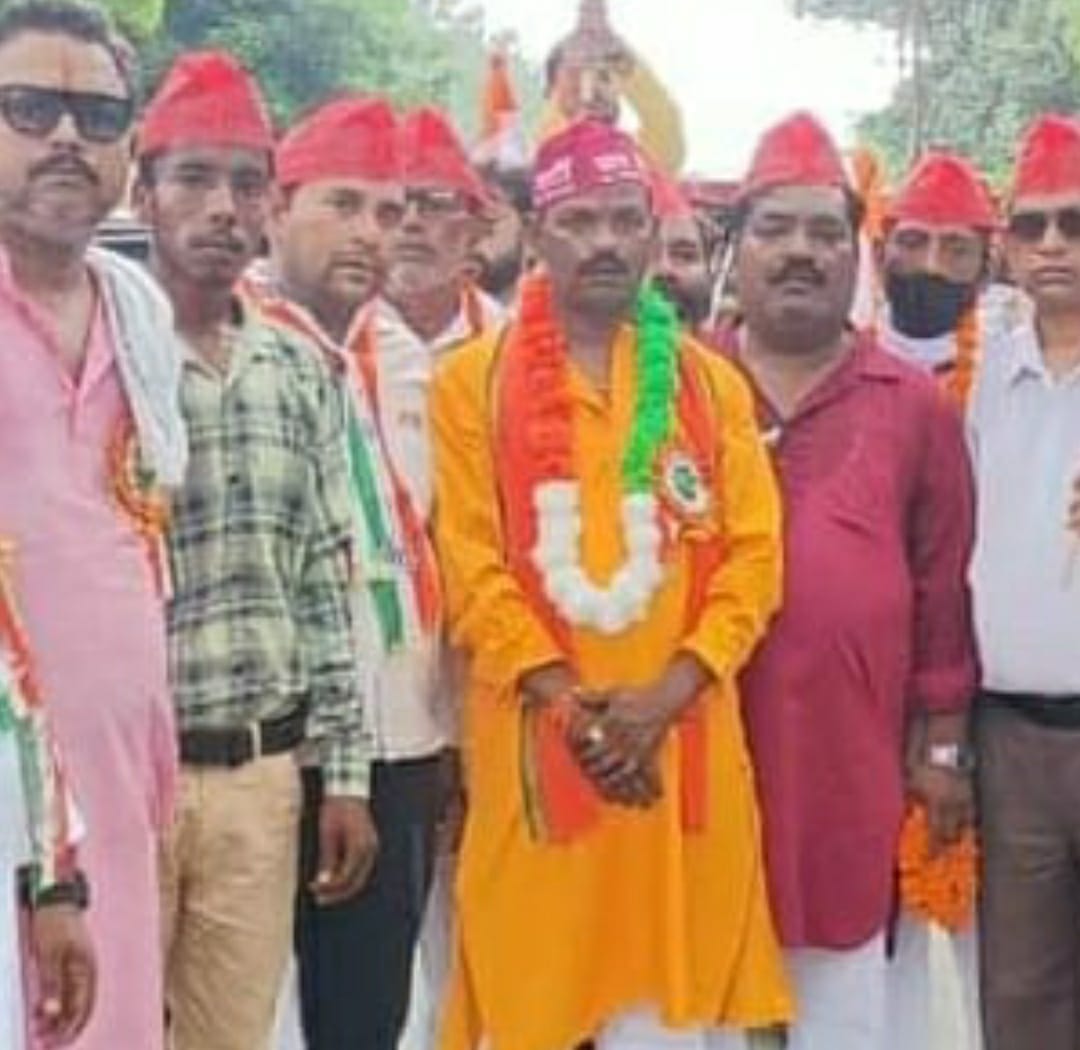फर्रुखाबाद:निषाद पार्टी के पुनः जिलाध्यक्ष बनने पर पार्टी के कार्यकर्ताओं ने अनिल कश्यप को माल्यार्पण कर दी शुभकामनाएं