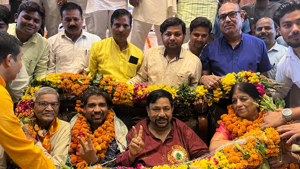 फर्रुखाबाद:कायमगंज स्थित सीपी गेस्ट हाउस में भाजपा के पुनःनवनियुक्त जिलाध्यक्ष रूपेश गुप्ता का अभिनंदन समारोह आयोजित हुआ