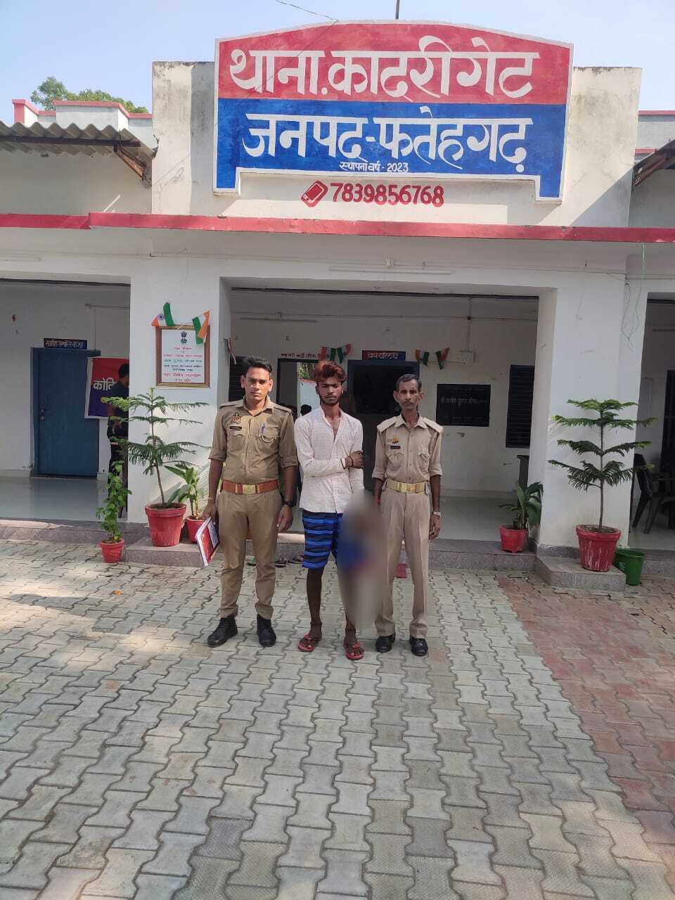 फर्रुखाबाद:-थाना कादरीगेट पुलिस द्वारा शातिर अपराधी को 01 अवैध देशी तमंचा व 01 अदद जिंदा कारतूस 315 बोर के साथ किया गया गिरफ्तार ।