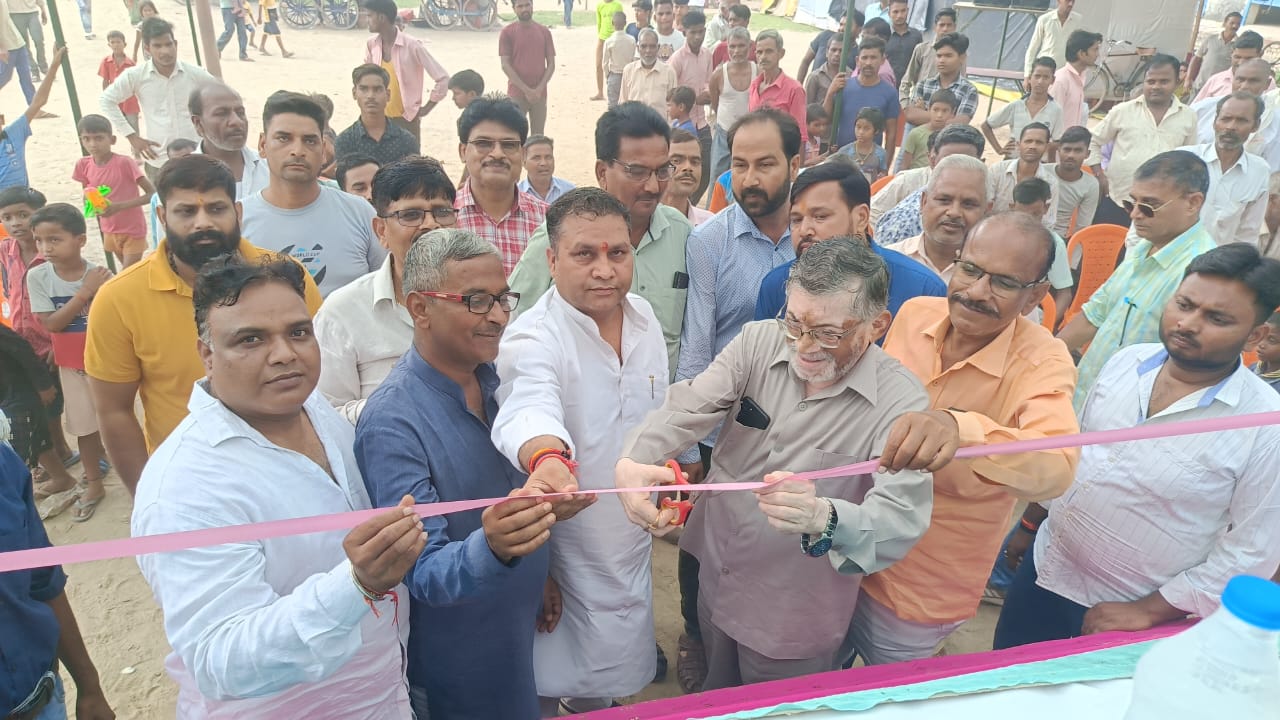 बरेली - सांसद संतोष कुमार गंगवार ने मेले का किया उद्घाटन।
