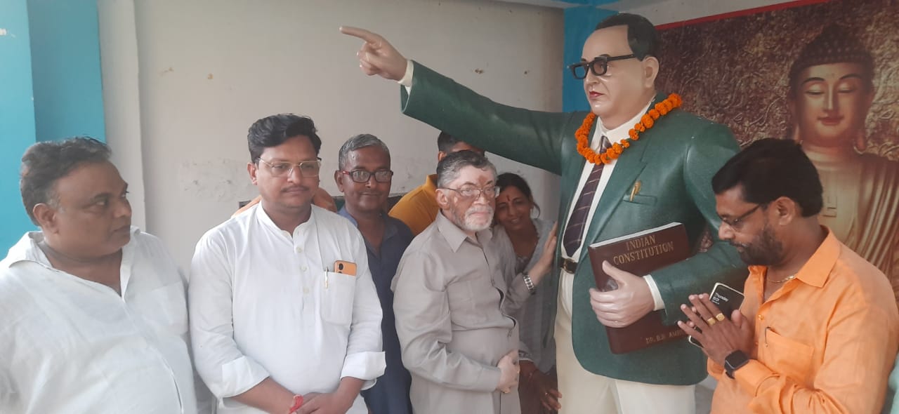 बरेली - सांसद संतोष कुमार गंगवार ने अंबेडकर की मूर्ति पर माल्यार्पण कर दलित बस्ती में जाकर किया भोजन।
