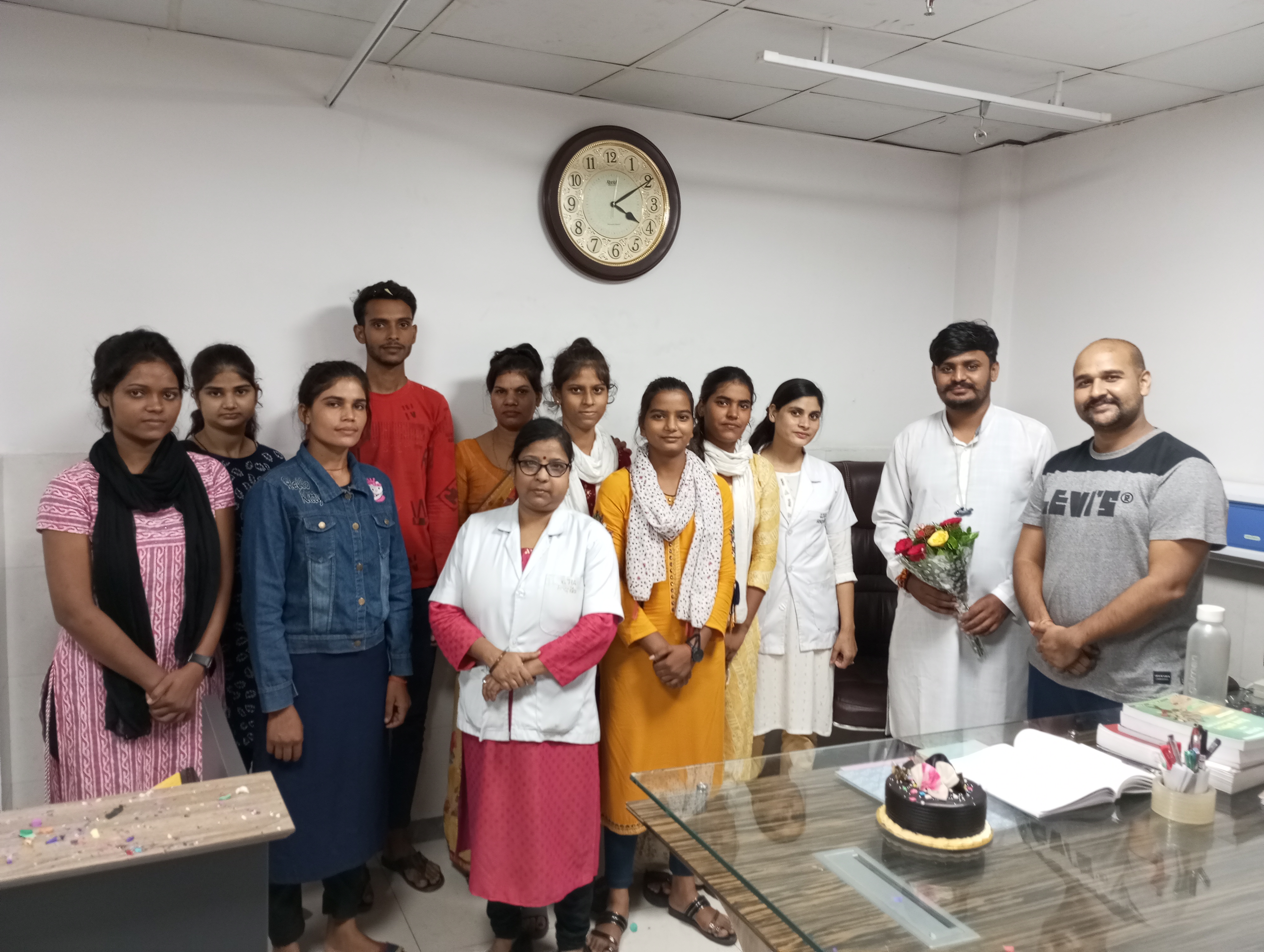 प्रयागराज:ओझा नर्सिंग एंड पैरामेडिकल इंसिट्यूट में मनाया गया टीचर डे