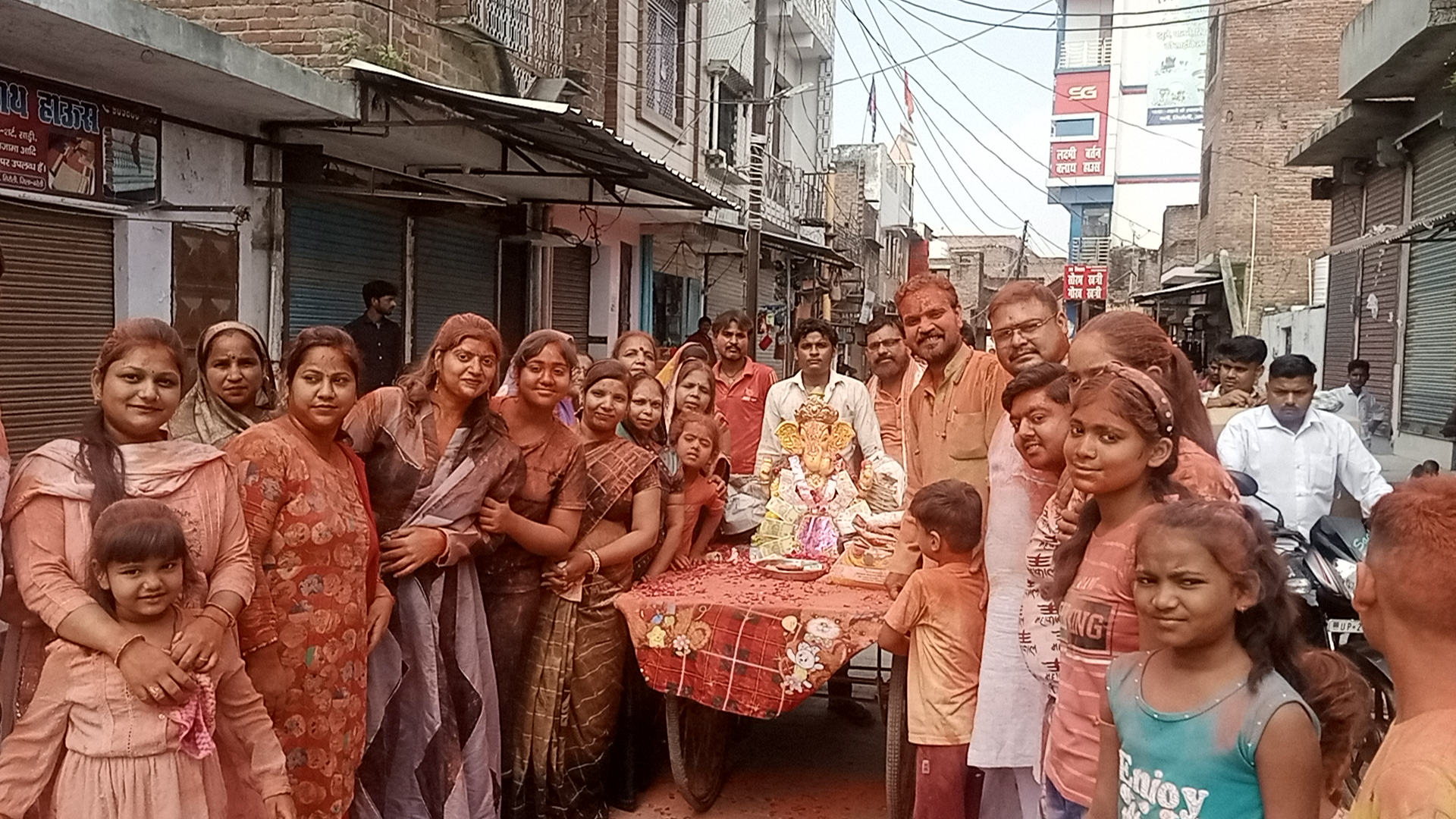 बरेली - सिरौली कस्बे में धूमधाम से शोभायात्रा निकालकर विसर्जन के लिए गणेश मूर्ति को कछला ले जाया गया।
