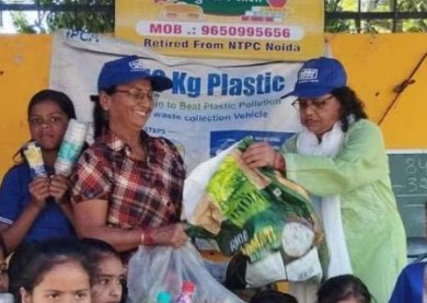 अनूठा है नीरजा का फुटपाथ स्कूल, फीस में पैसे नहीं बच्चे 'पर्यावरण' बचाकर देते हैं