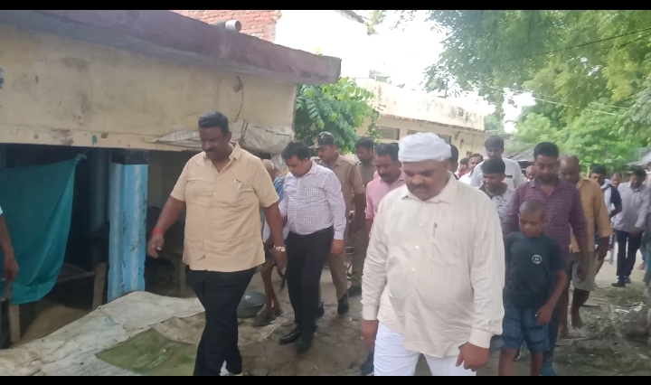 जौनपुर : पाइप लाइन का कार्य अधूरा,गन्दगी में जीने को लोग मजबूर,एस डी एम शाहगंज साथ मे विधायक शाहगंज रमेश सिंह भी मौका देखने के बाद खामोश क्यों ,क्या किसी अनहोनी का हो रहा इन्तजार