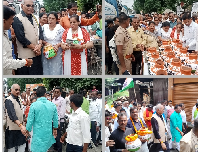 बरेली - आंवला नगर में मेरी माटी मेरा देश कार्यक्रम के अंतर्गत कैबिनेट मंत्री धर्मपाल सिंह व सांसद धर्मेन्द्र कश्यप सहित कार्यकर्ताओं ने नगर में मिट्टी और चावल किए एकत्रित।
