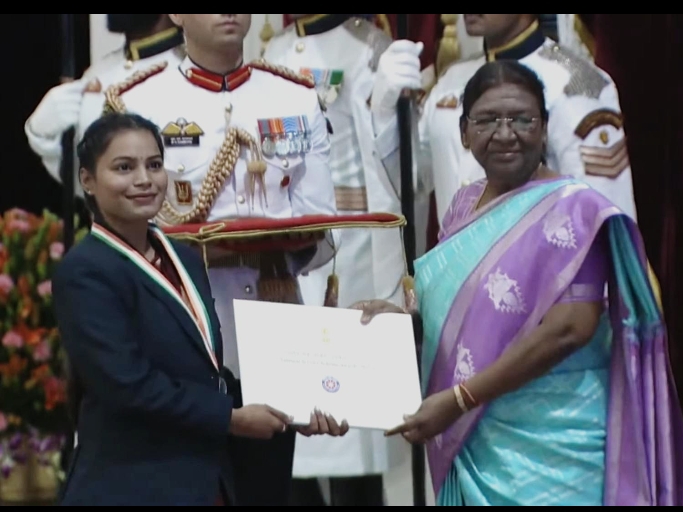 बरेली - बरेली की संजना को राष्ट्रीय सेवा पुरस्कार से राष्ट्रपति ने किया सम्मानित