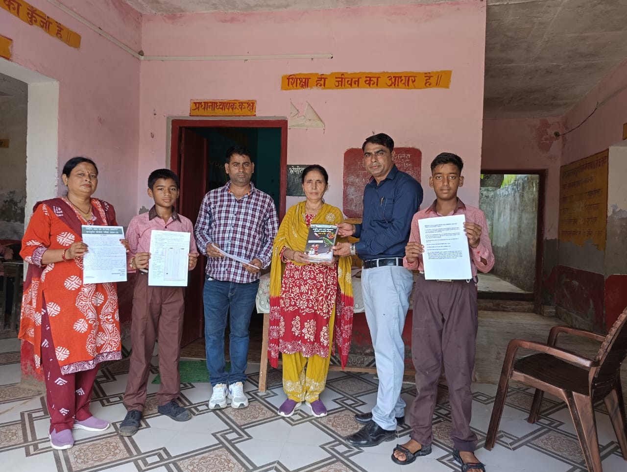 मैनपुरी:राज्य अध्यापक पुरस्कार प्राप्त शिक्षक महेंद्र प्रताप सिंह ने घिरोर के न्यायपंचायत घिरोर देहात में स्थित विद्यालयों में जाकर परीक्षा की जानकारी देकर बच्चों को जागरूक व प्रेरित किया
