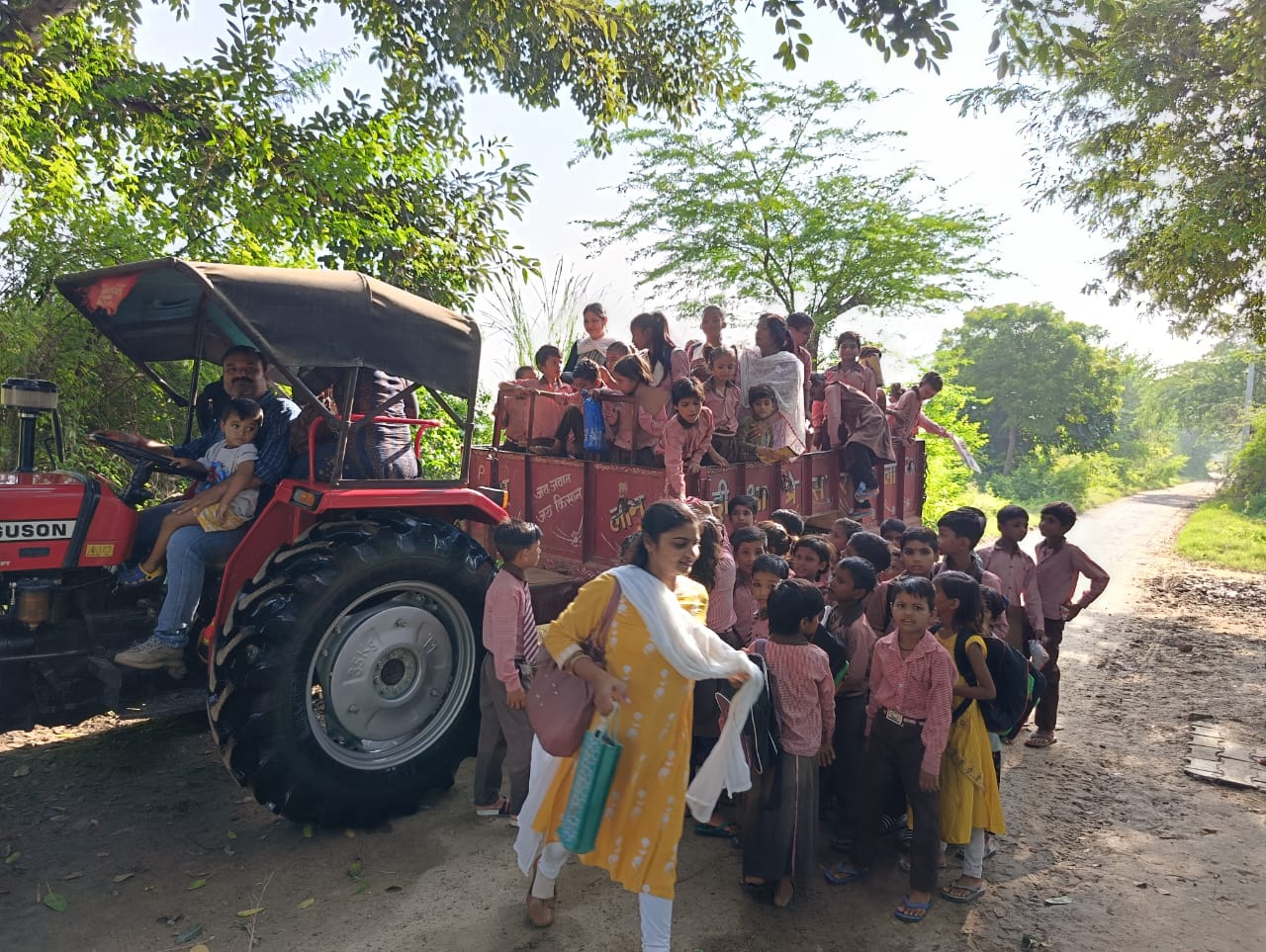 मैनपुरी: नेट की परीक्षा हेतु बच्चों को ट्रैक्टर से लेकर गए शिक्षक