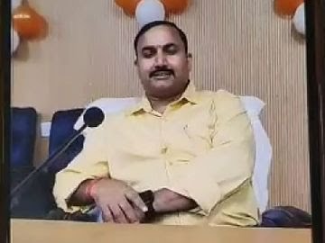 मैनपुरी में बाबू डीएम की कुर्सी पर बैठा,दिल तो पागल है, दिल दीवाना है” गाने पर बनाई रील