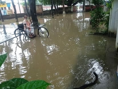 पीलीभीत में बीसलपुर में बारिश से घर ढहा, जगह-जगह जलभराव